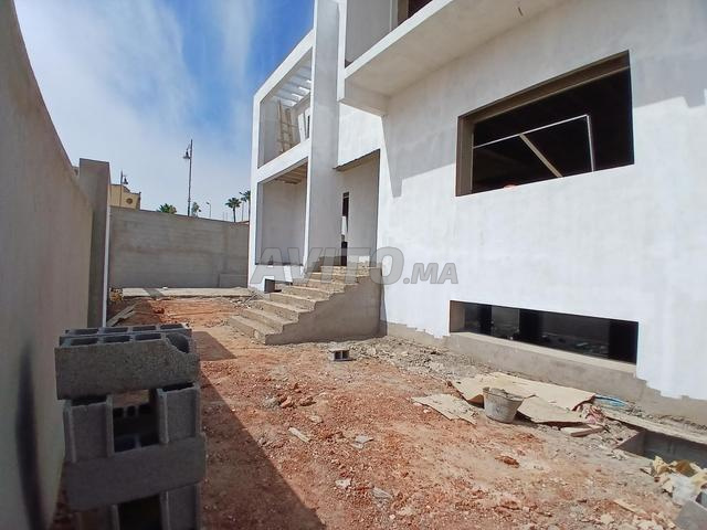 فيلا للبيع بثلاثة أوجه 370 متر