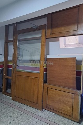 باب لمبنى من الخشب الصلب من نوع الرماد