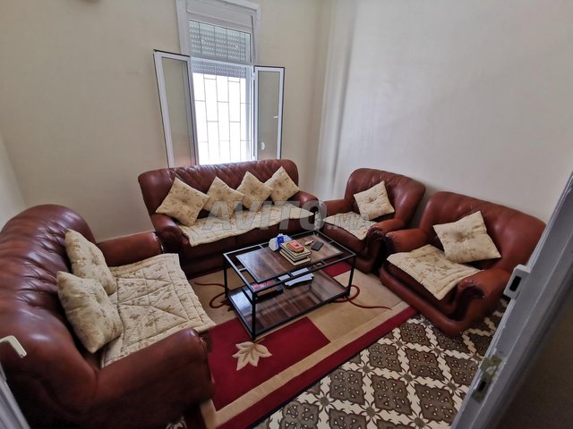 أريكة عائلية من الحجم الكبير بجميع مستلزماتها