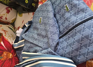 Lacoste monogramme bleu Taille 5 Large