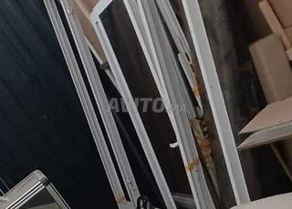 Vitrines de garage avec leur verre encore propre