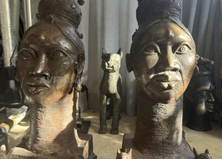 زوج من التماثيل الأفريقية البرونزية - طراز بنين