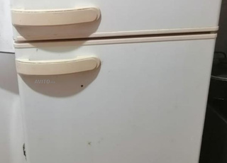 Deux moustiquaires, un réfrigérateur et deux ensembles de salon