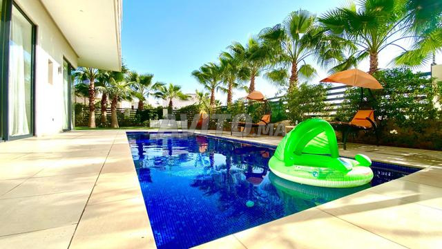 فيلا حديثة مكونة من 5 غرف للإيجار في شرفية