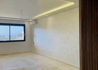 للبيع شقة رائعة مطلة على البحر