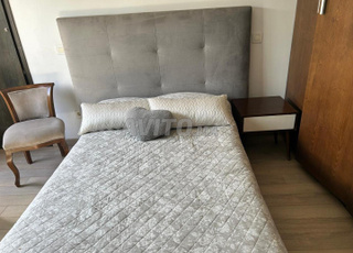 chambre à coucher avec tête de lit et meubles