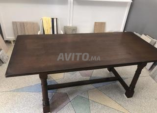 طاولة خشبية قوية
