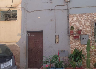 Maison à vendre d'une superficie de 100 mètres carrés composée de deux étages