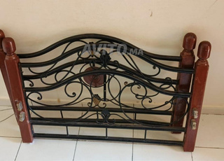 Deux lits en fer forgé avec bois