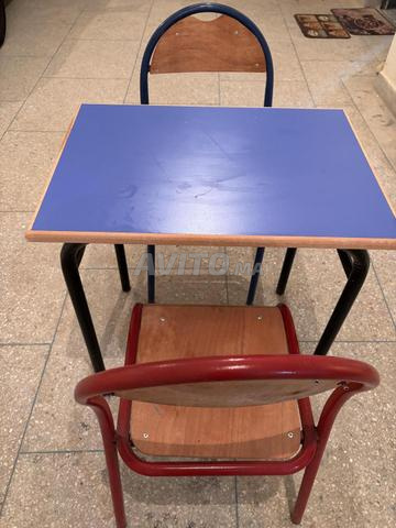 مجموعة من الطاولات والكراسي للمدرسة