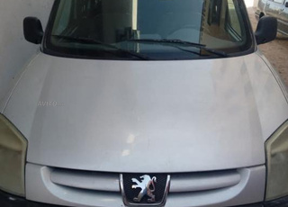 Voiture double colisse. 6 portes excellent. Marche