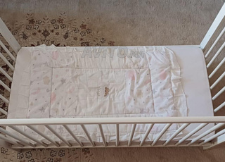 Lit bébé Ikéa en cododo avec son matelas Dolidol