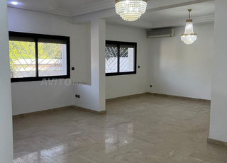 فيلا للإيجار في حي الرياض