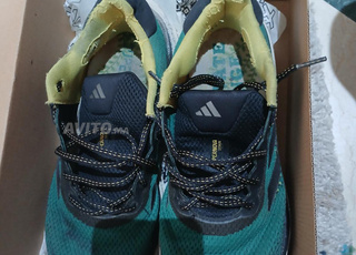 أحذية رياضية خضراء رائعة من أديداس مقاس 42.