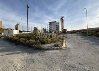 أرض لبناء مبنى مكون من 4 طوابق بواجهة ثلاثية