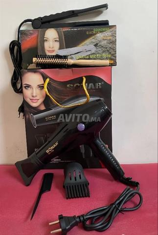 Sèche-cheveux, fer à lisser et bien sûr le peigne