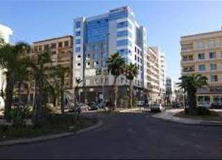 مكتب سوبر بلاتو بمساحة 100 متر مربع على الحديقة