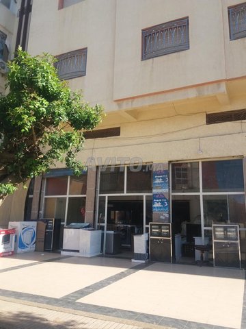 Magasin commercial de 175 m avec un espace de 150 m à louer à côté de la préfecture