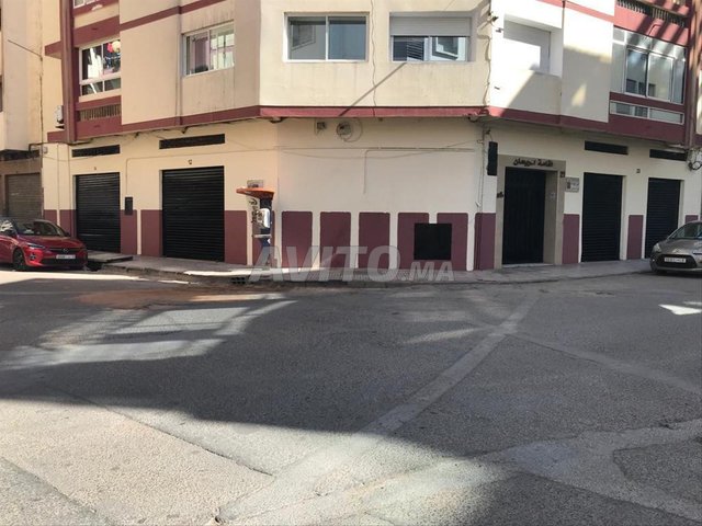 متجر يحتوي على 4 ستائر بالقرب من مدينة كازا المالية