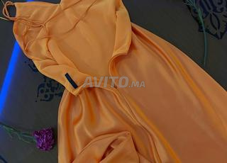 فستان ناعم وأنيق بلون برتقالي لامع