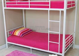 Lit métallique avec rangement intégré