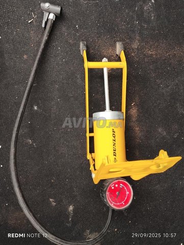 pompe à pied avec manomètre 8 barres