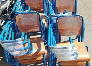 Chaise semi-métallique dossier rond avec écritoire