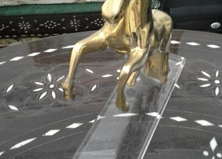 مجسم حصان مشلول بالذهب وباز بالنحاس الخالص