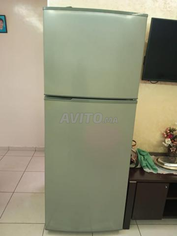 ثلاجة كبيرة ما زالت نظيفة جداً وتعمل بشكل جيد