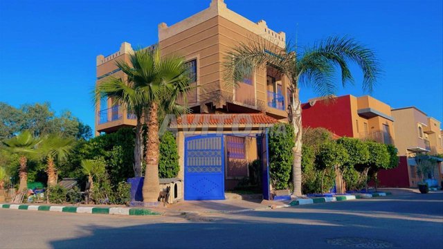 للبيع – فيلا مع مسبح وحديقة