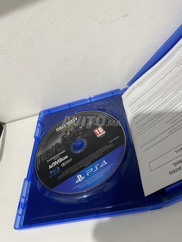 بلاي ستيشن 4 بحالة ممتازة مع وحدة تحكم، وألعاب فيديو