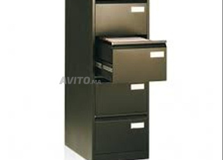 خزانة معدنية مع ملصق اسم