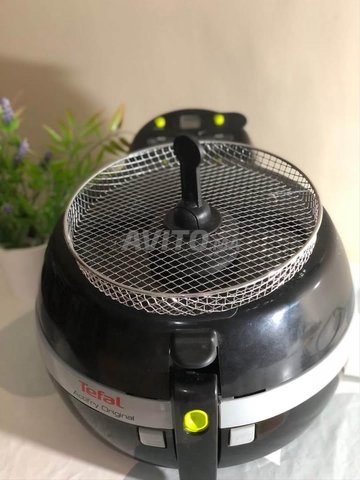 Friteuses Actifry SEB tefal avec une cuillère d'huile