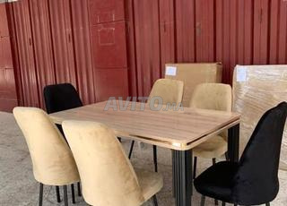 نموذج MDF مع أرجل معدنية ذهبية وسوداء