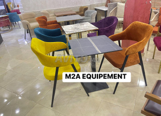 Chaises et tables de café