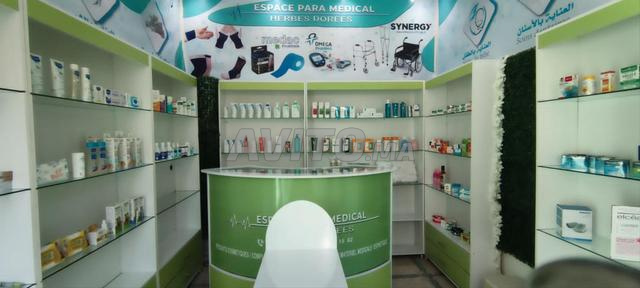 مساحة شبه طبية رفوف منظمة جيدًا