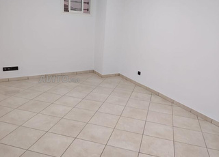 مكتب للإيجار بمساحة 24 متر مربع