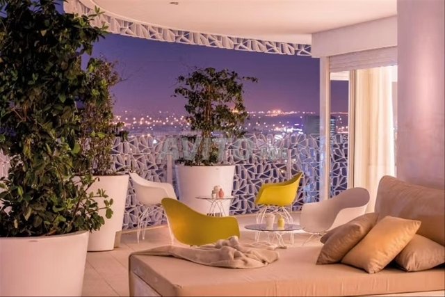 PENTHOUSE À LOUER À CFC ÉTAGE 14