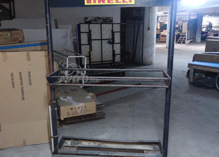 Présentoir de pneu en métal