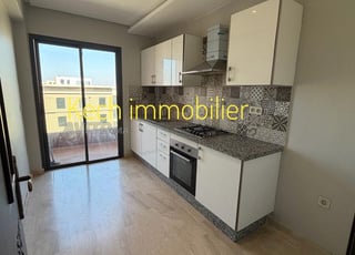 شقة جميلة مكونة من غرفتين للبيع مع مسبح