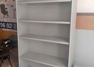 رفوف معدنية مع خلفيات وجدران