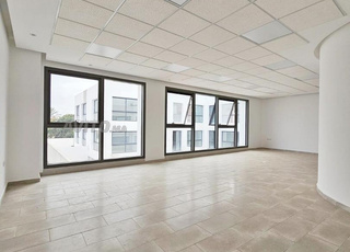 Bureaux en location à Taqadoum. Surface de 62 m²