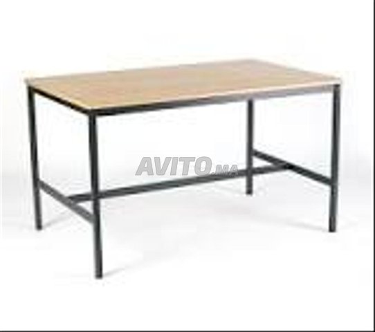 طاولة كانتين مع مقعد نصف معدني متاحة