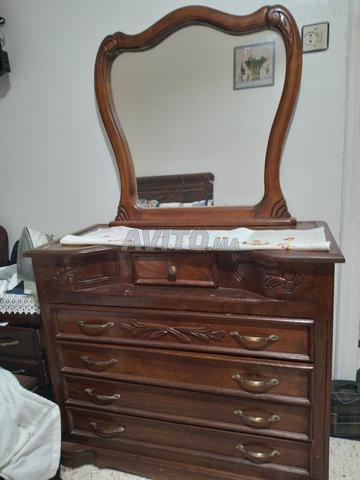 كوافوز بالمراية الخاصة به مع المجورة