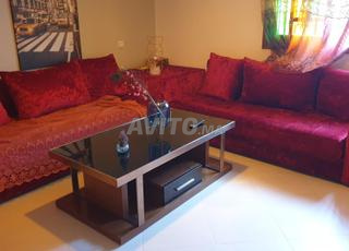 صالون مع طاولة