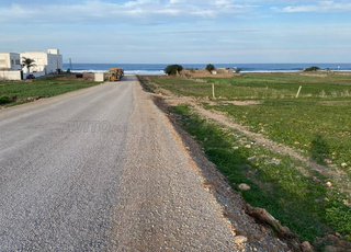 Terrain titré au bord de la mer