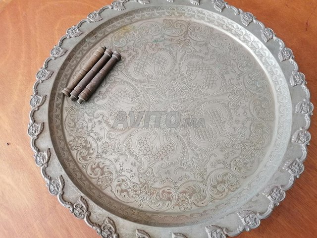 صينية معدن حر قديمة