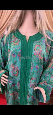 Caftan marocain authentique avec couture traditionnelle et moderne