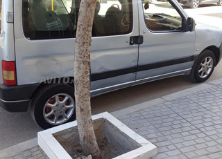 Voiture propre peinture neuve moteur