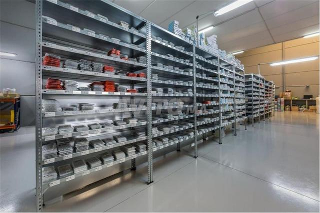 رفوف معدنية مع خلفيات وجدران - 2